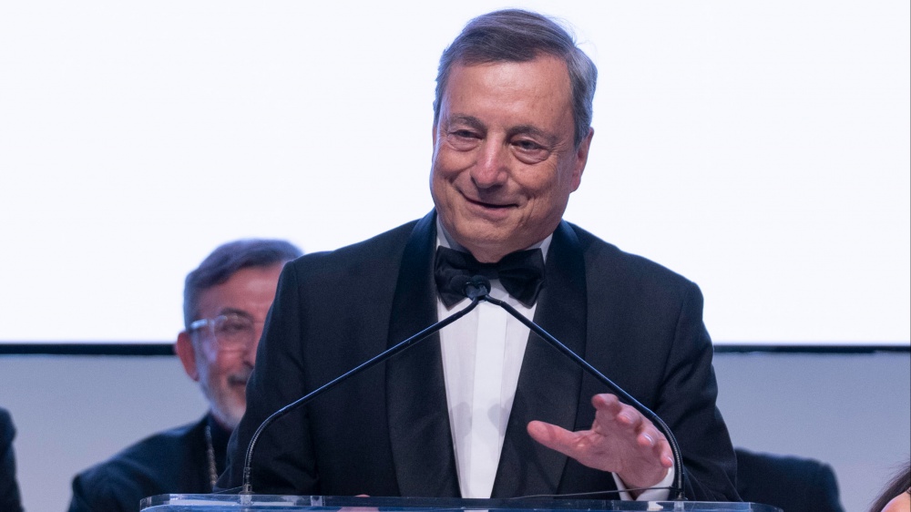 È Mario Draghi lo Statista dell’anno. Il premier riceve il riconoscimento a New York, dove parlerà all’ONU
