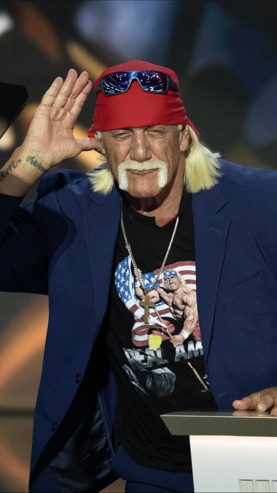 È morto Hulk Hogan, la star della WWE che rese il wrestling uno show