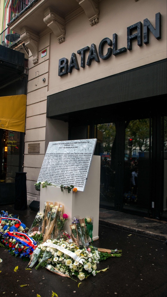 A otto anni di distanza dagli attentati jihadisti di Parigi, oggi 13 novembre 2023, la capitale francese ha commemorato le vittime