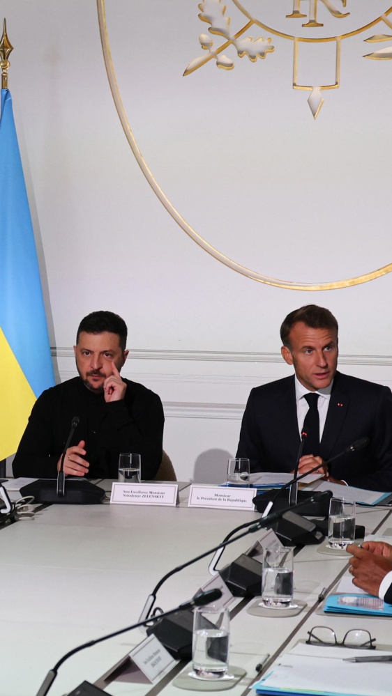 A Parigi, Zelensky incassa le garanzie dei "volenterosi"  e degli Stati Uniti sulla pace futura con Mosca