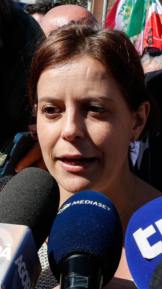 A Roma, nel giorno della manifestazione No Kings Italy,  scoppia il caso del controllo di polizia su Ilaria Salis