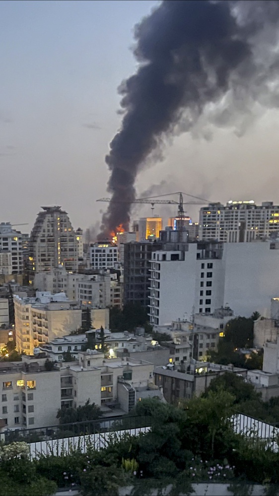 A Teheran la piazza grida vendetta dopo gli attacchi americani ai siti nucleari dell’Iran