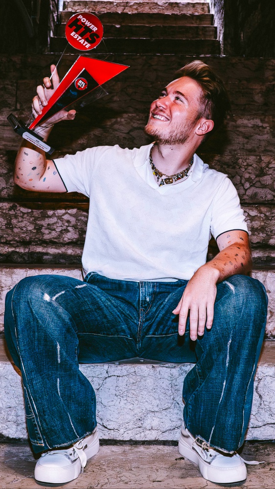 “A me mi piace” (ft. Manu Chao) di Alfa è il brano vincitore del premio RTL 102.5 Power Hits Estate 2025