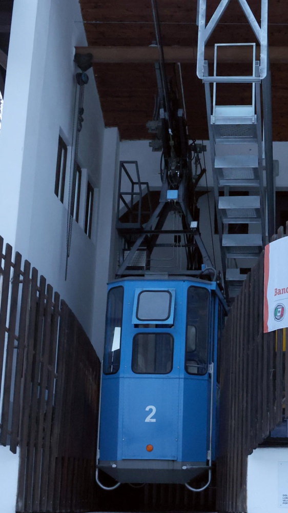 Un morto per la caduta di una cabina di un ovovia ad Elgelberg in Svizzera, dove ci sono forti raffiche di vento