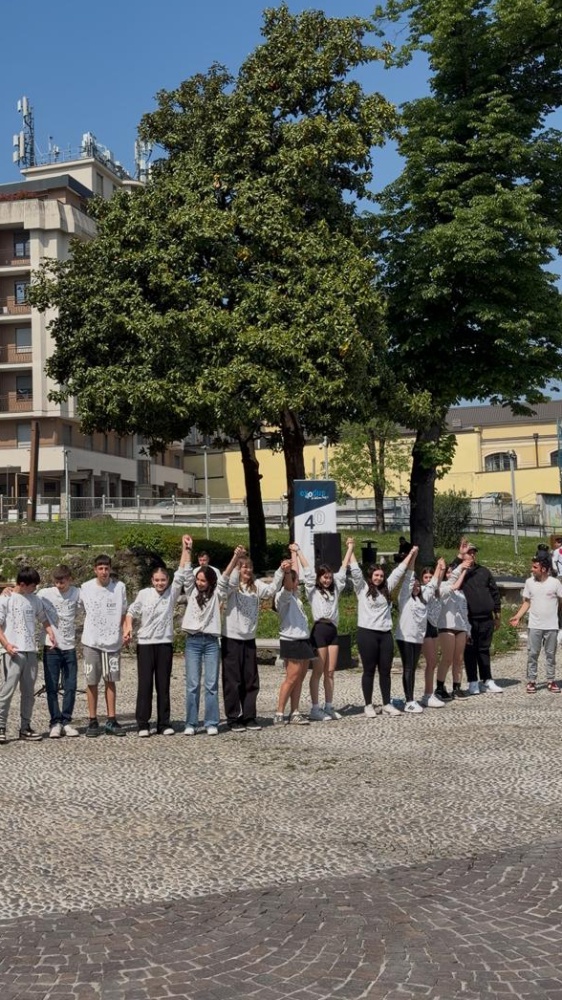 “Adolescenti in scena” a Monza con Fondazione Exodus: un flashmob sulla nonviolenza tra poesia e musica