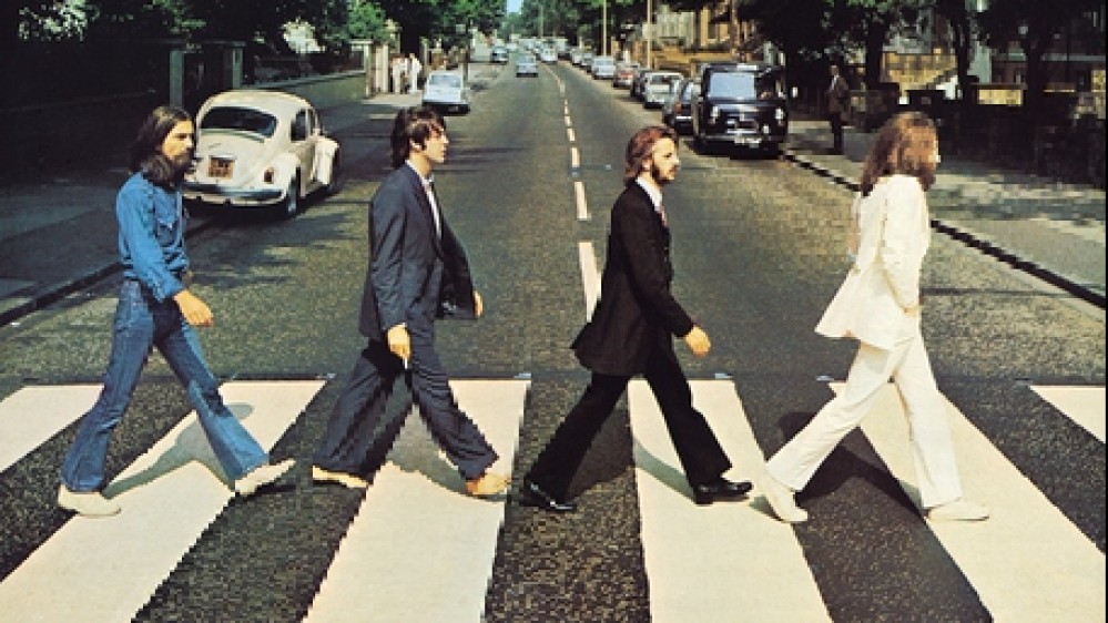 Abbey Road dei Beatles: lo scatto più famoso della storia della musica, diventato la copertina di uno degli album più amati dei Fab Four