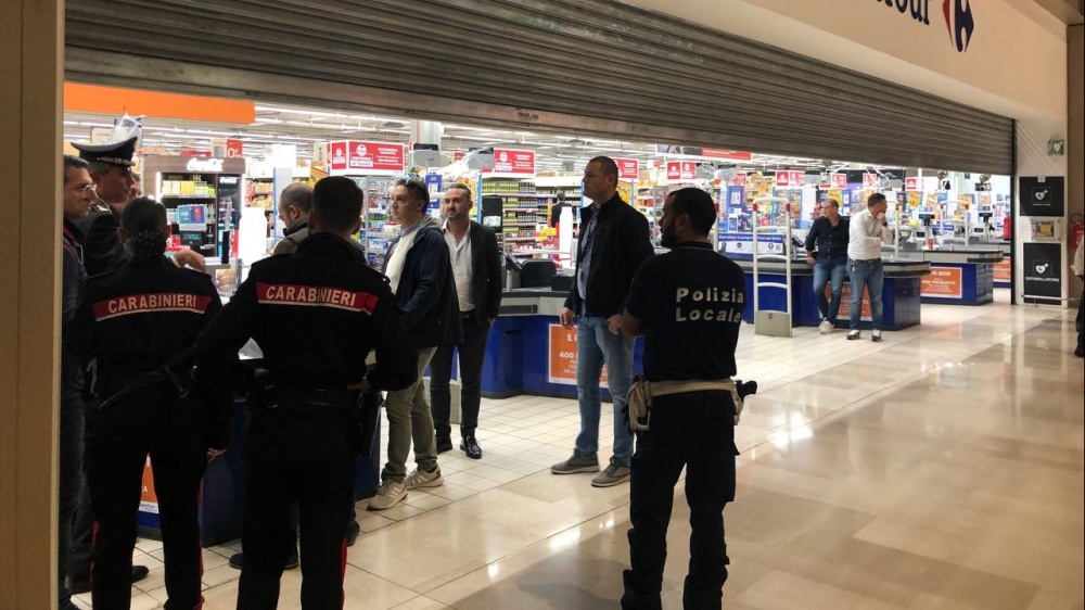 Accoltella 6 persone al centro commerciale di Assago, un morto