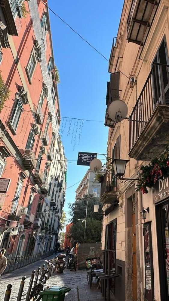 Accoltellato in un raid nelle zone della movida, a Napoli, grave un 18enne, si costituiscono due minorenni