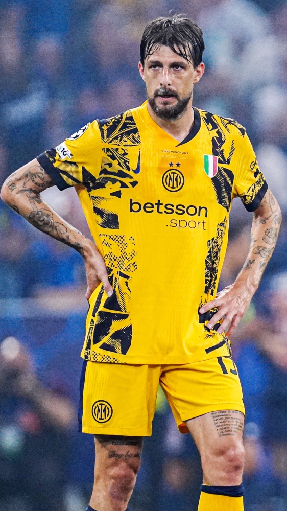 Acerbi contro il tifoso del Psg che lo prende in giro: "Ti sfondo di botte" (VIDEO)