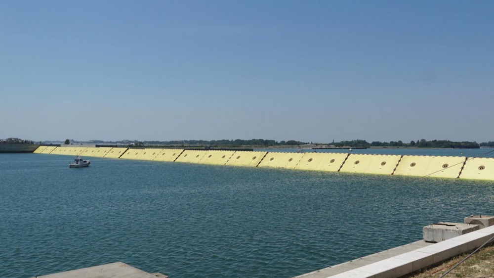 Acqua alta a Venezia, si attiva il Mose e la città resta all'asciutto dopo le polemiche per gli allagamenti di ieri