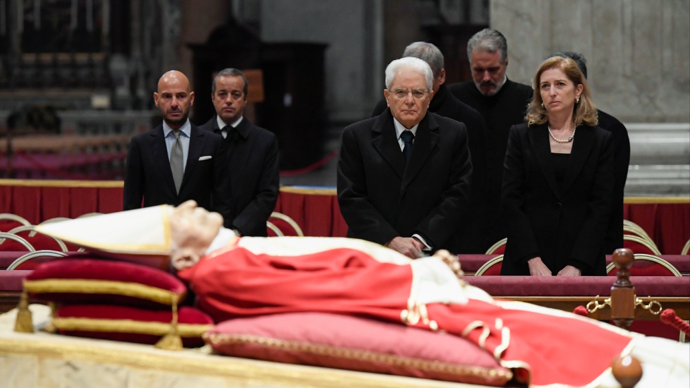 Addio a Benedetto XVI, 135mila persone si sono recate a San Pietro per rendere omaggio al Papa emerito. Giovedì i funerali