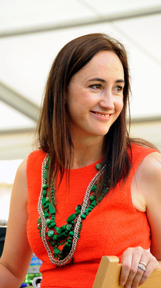 Addio a Sophie Kinsella: la scrittrice di "I love shopping" è morta a 55 anni a Londra, aveva un tumore al cervello