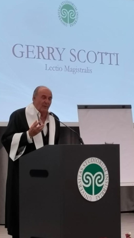 Adesso chiamatelo "dottore", Gerry Scotti riceve la laurea honoris causa in Comunicazione