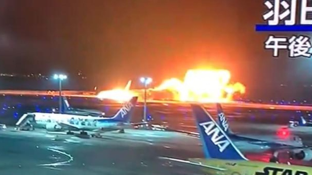 Aereo in fiamme all'aeroporto di Tokyo dopo una collisione con un piccolo velivolo, cinque morti