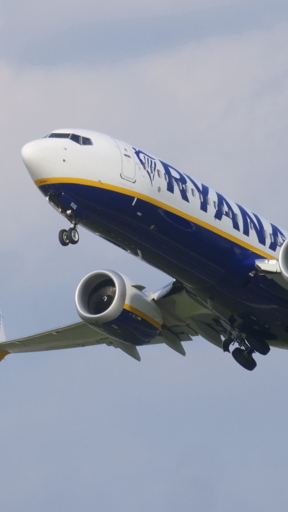 Brindisi, fiammata dal motore in fase di rullaggio su un volo Ryanair. Passeggeri evacuati