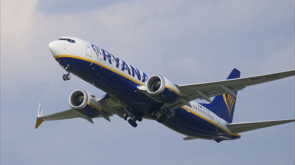 Brindisi, fiammata dal motore in fase di rullaggio su un volo Ryanair. Passeggeri evacuati