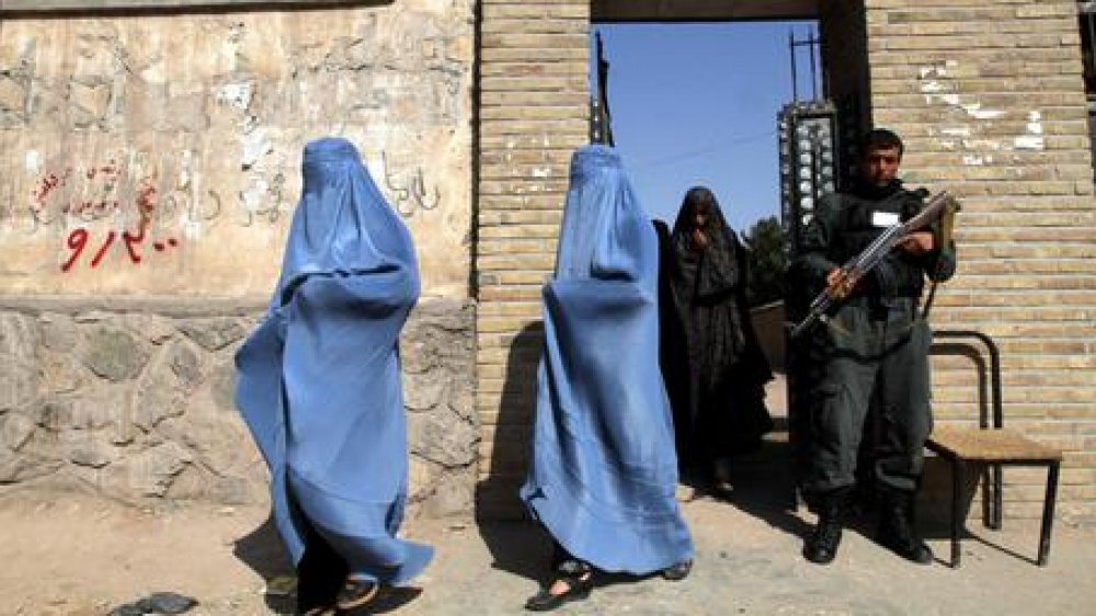Afghanistan: i talebani impongono il burqa alle donne in pubblico come 20 anni fa, "tradizionale e rispettoso"