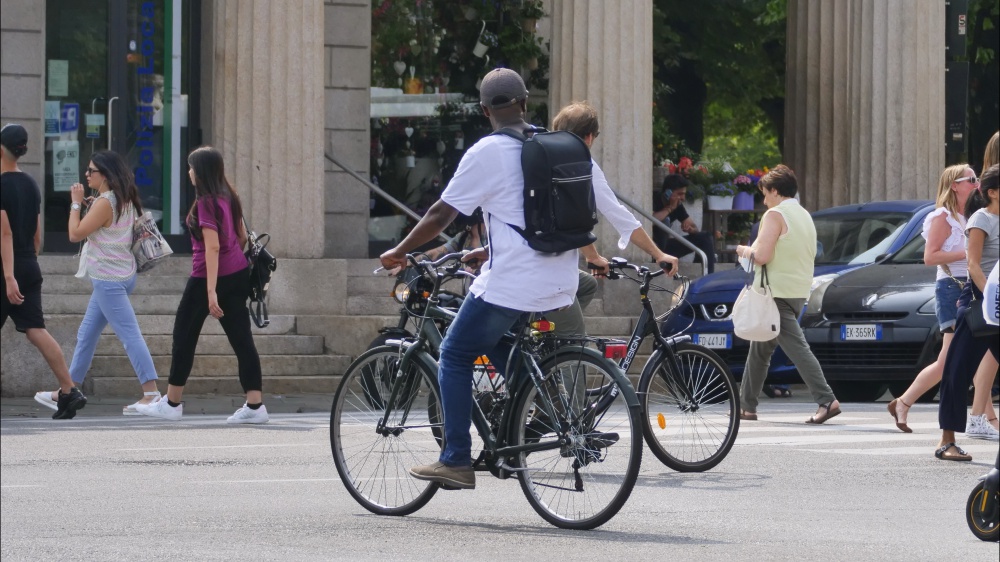 Aggrediva le donne avvicinandole in bicicletta, a Ferrara finita la fuga del molestatore in sella