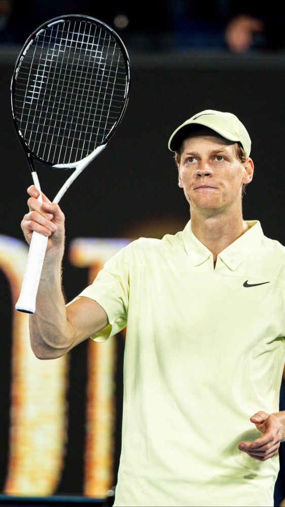 Agli Open d'Australia di tennis, Jannik Sinner inarrestabile. Spazzato via, in tre set, anche Alex De Minaur