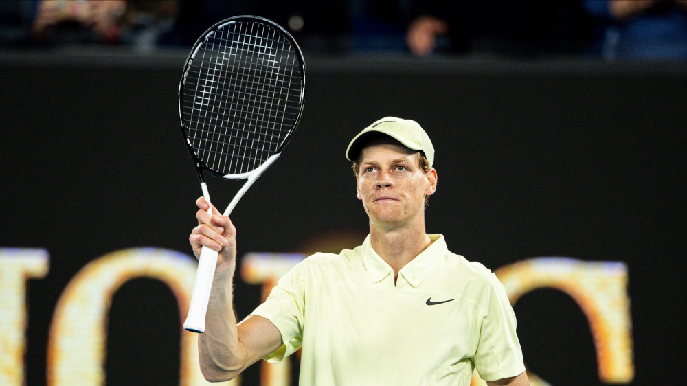 Agli Open d'Australia di tennis, Jannik Sinner inarrestabile. Spazzato via, in tre set, anche Alex De Minaur