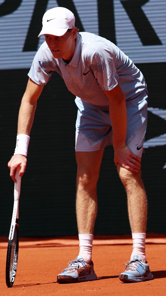 Tennis. Al Roland Garros Sinner sta male in campo e perde con l'argentino Cerundolo. L'altoatesino: "Non sono un robot"