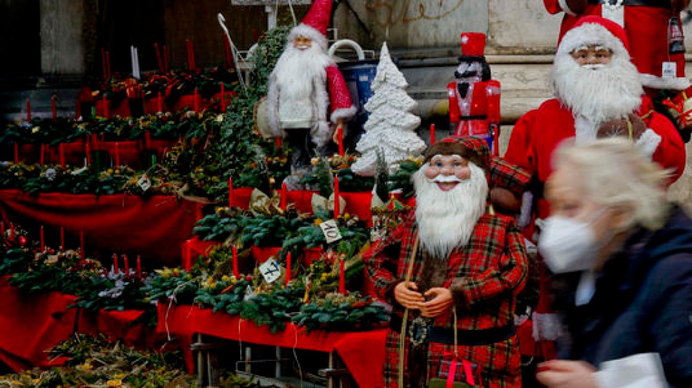 Alberi e luci, le più insolite tradizioni da Natale all'Epifania nel mondo, ma anche maschere, ragni, capre e lanci di scarpe