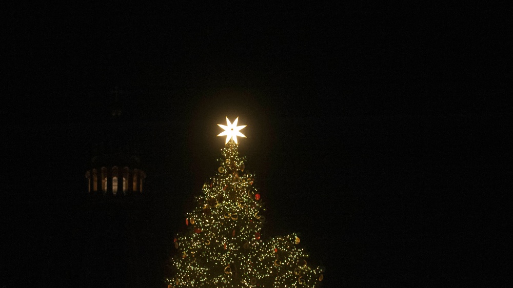 8 dicembre, largo alle decorazioni natalizie. L'86% degli italiani sceglie l'albero, il 55% il presepe