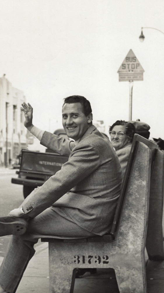 Alberto Sordi seduto sulla panchina, ecco come lo ricorda Roma con una statua