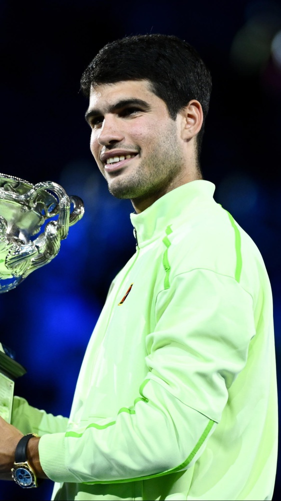 Alcaraz re di Melbourne, lo spagnolo vince in Australia l'ultimo Slam che gli mancava. Battuto Djokovic in 4 set