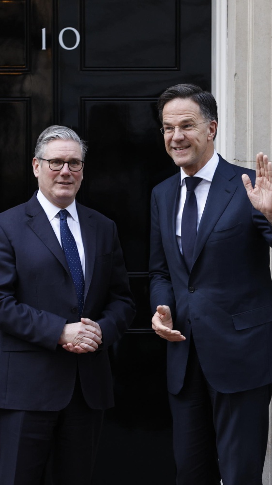 Nato in bilico. Trump valuta 'seriamente' il disimpegno. L'Europa tenta di riannodare, senza perdere la faccia - 