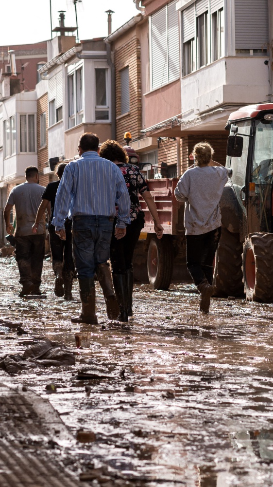 Alluvione Valencia, sciacalli saccheggiano centri commerciali: 39 arresti