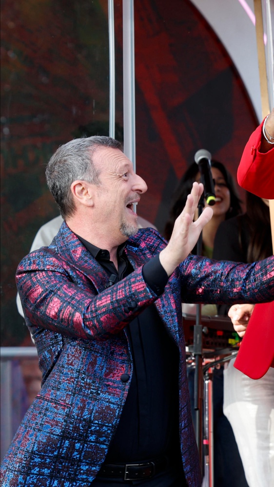 Amadeus rompe il silenzio da Fiorello: «Sanremo? Non si rifiuta mai». Ecco cosa accade in diretta