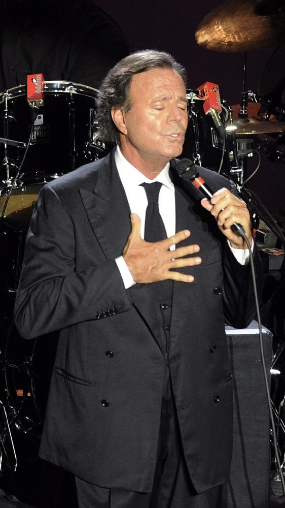 “Mai abusato di nessuna”: Julio Iglesias si difende dalle accuse