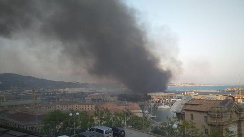 Ancona, un vasto incendio è divampato nel porto, in corso accertamenti