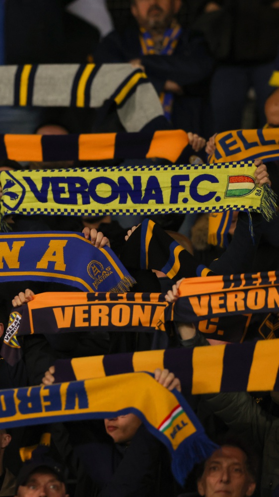 Ancora discriminazioni e inciviltà nello sport, tifosi e giornalisti napoletani insultati allo stadio a Verona