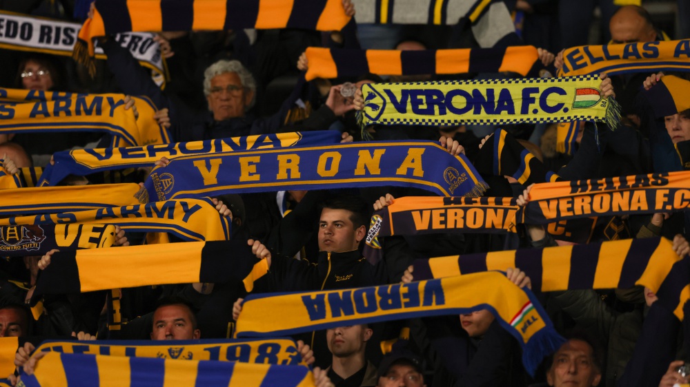 Ancora discriminazioni e inciviltà nello sport, tifosi e giornalisti napoletani insultati allo stadio a Verona