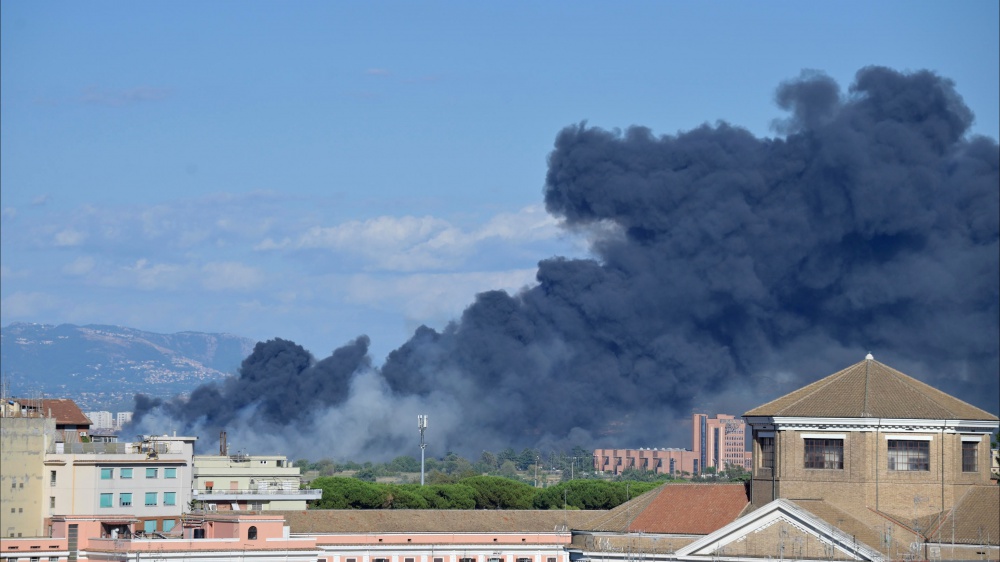 Ancora un incendio a Roma, le fiamme dopo esplosioni, la nube di fumo visibile in diversi quartieri della Capitale