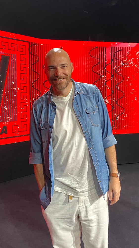 Andrea Pezzi a RTL 102.5: “Lo spettacolo ruota attorno al bisogno di recuperare noi stessi. Ci sono molte riflessioni che dovremmo fare, anche grazie a questi stimoli”