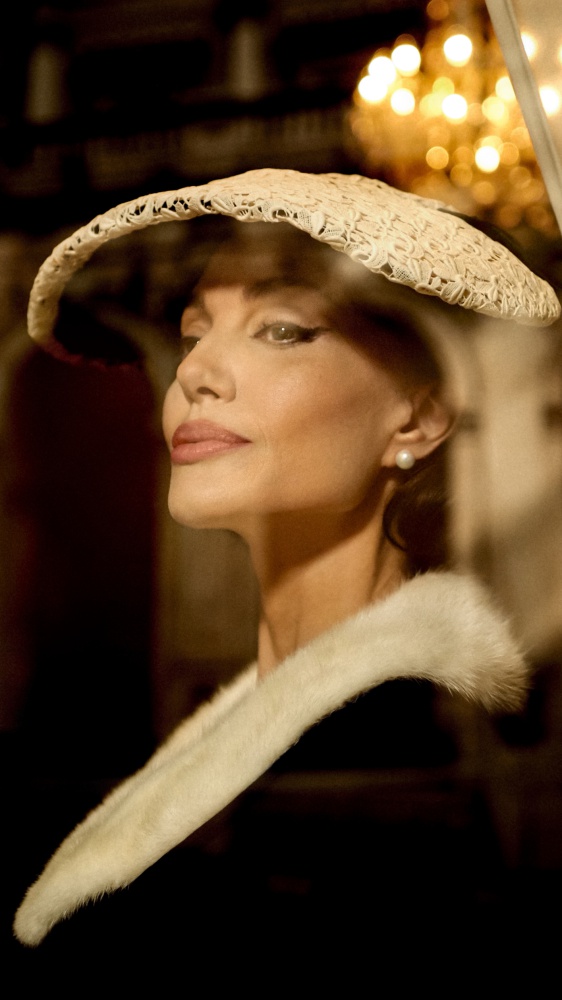 Angelina Jolie è Maria Callas nel biopic di Pablo Larrain. Dal 1 gennaio al cinema