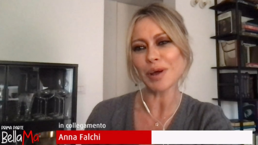 Anna Falchi sviene in diretta tv: "Un po' di pressione bassa, domani torno regolarmente in onda" (VIDEO)