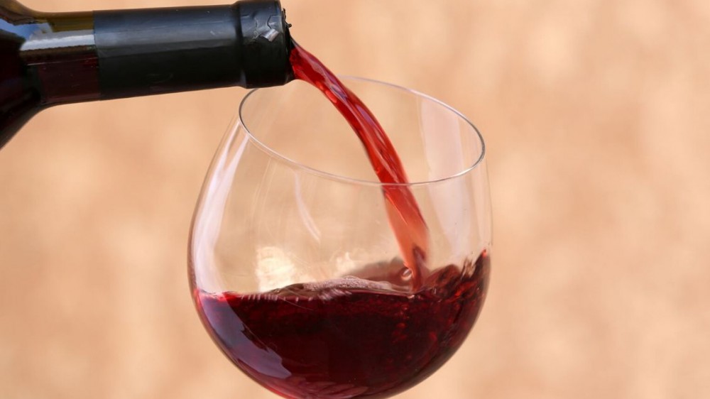 Annacquare vino resta proibito ma L’Unione europea spinge per quelli dealcolati