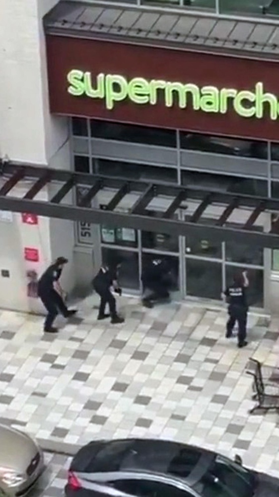 Antisemitismo, paura a Montreal: tre morti in una sparatoria nel quartiere ebraico. Il killer in mimetica