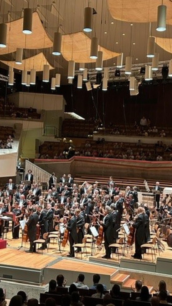 Apprensione per Riccardo Chailly: accusa un malore mentre dirige Macbeth alla Scala e viene trasportato in ospedale