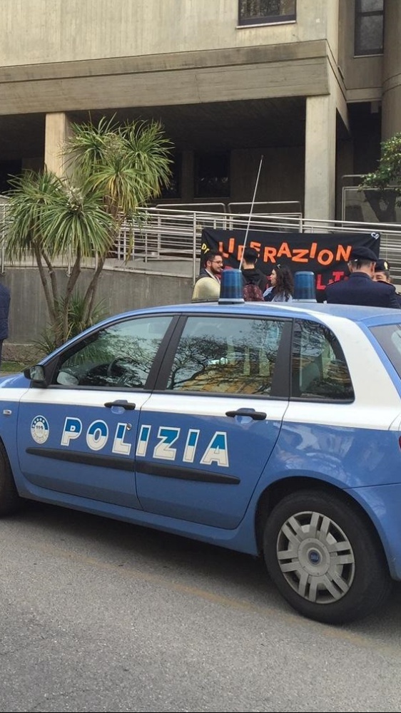 Arrestato diciassettenne, accusato di progettare una strage a scuola; appartiene a un gruppo di suprematisti razzisti