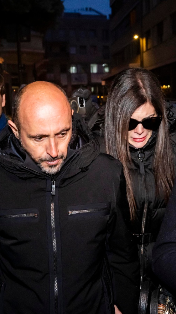 Arrestato il proprietario del bar Le Constellation teatro del rogo di Crans-Montana, chiesti i domiciliari per la moglie Jessica