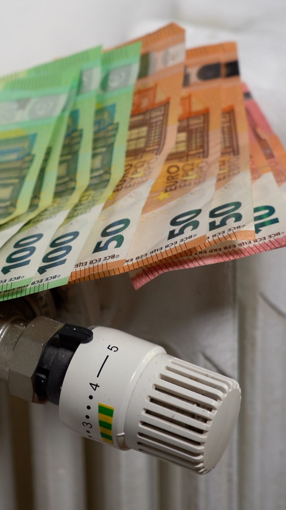 Arriva la stagione calda, giù il prezzo del gas, rischio rincari per l’energia elettrica