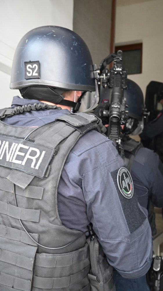 Arrivano le Forze speciali dei Carabinieri a Napoli: irruzione nella banca al Vomero. Scene da film!