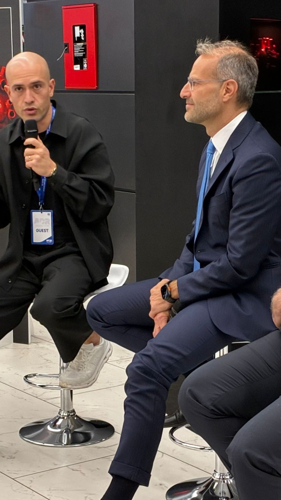 Arte e traguardi nello scalo romano di Fiumicino. Sei cuori e 50 milioni di viaggiatori