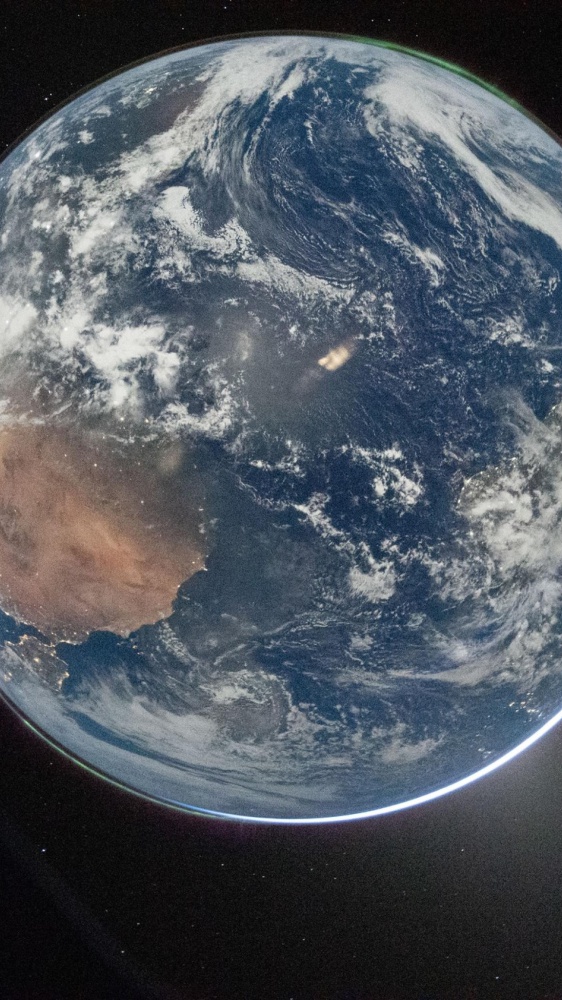 Artemis II è a due terzi del suo viaggio verso la Luna. Ecco la nuova foto della Terra scattata dallo spazio