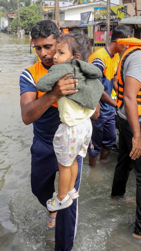 Asia devastata da due cicloni Sri Lanka, Indonesia e Thailandia sono in ginocchio, più di 1200 vittime